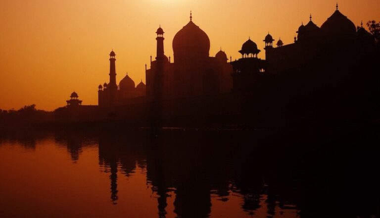 sunset-silhouette-of-a-grand-taj-mahal