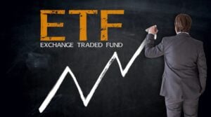 Businessmann schreibt ETF auf Tafel Konzept.