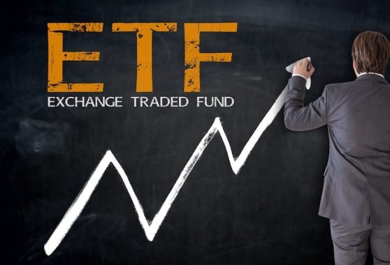 Businessmann schreibt ETF auf Tafel Konzept.